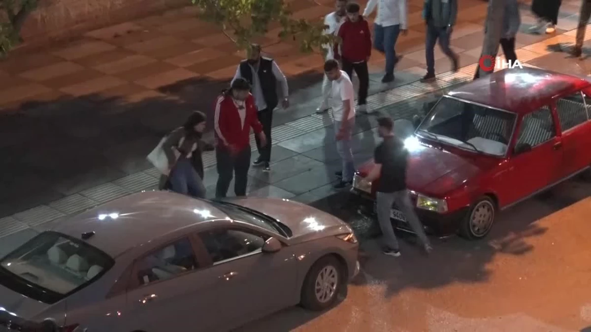 Ankara'da iki grup aras?nda kavga: Sokakta yumruklar?n konu?tu?u anlar kamerada