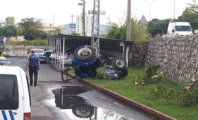 Emniyet Müdürlüğü'nün bahçesine uçan traktörün sürücüsü ağır yaralandı