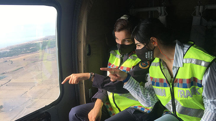 Kadın subaylar trafiği havadan denetliyor