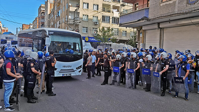 Diyarbakır'da izinsiz yürüyüş yapan HDP'li gruba polis müdahalesi: 59 gözaltı