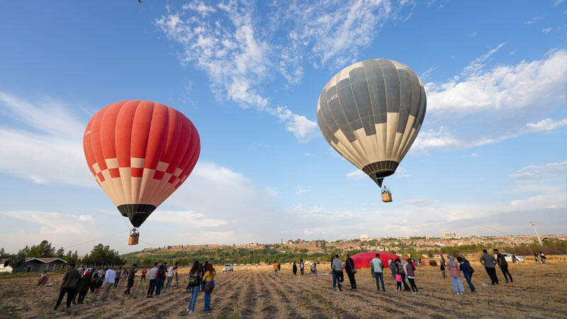 Diyarbakır'da 'Sur Kültür Yolu Festivali', Kapadokya'nın simgesi balonlarla başladı