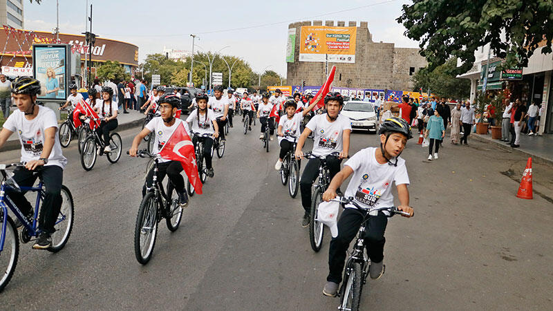 Diyarbakır'da, 'Yeni Şehirden Kadim Şehre' bisiklet turunda pedal çevirdiler