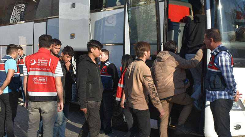 Edirne'de, yılbaşından bu yana 3 bin 500 kaçak göçmen sınır dışı edildi
