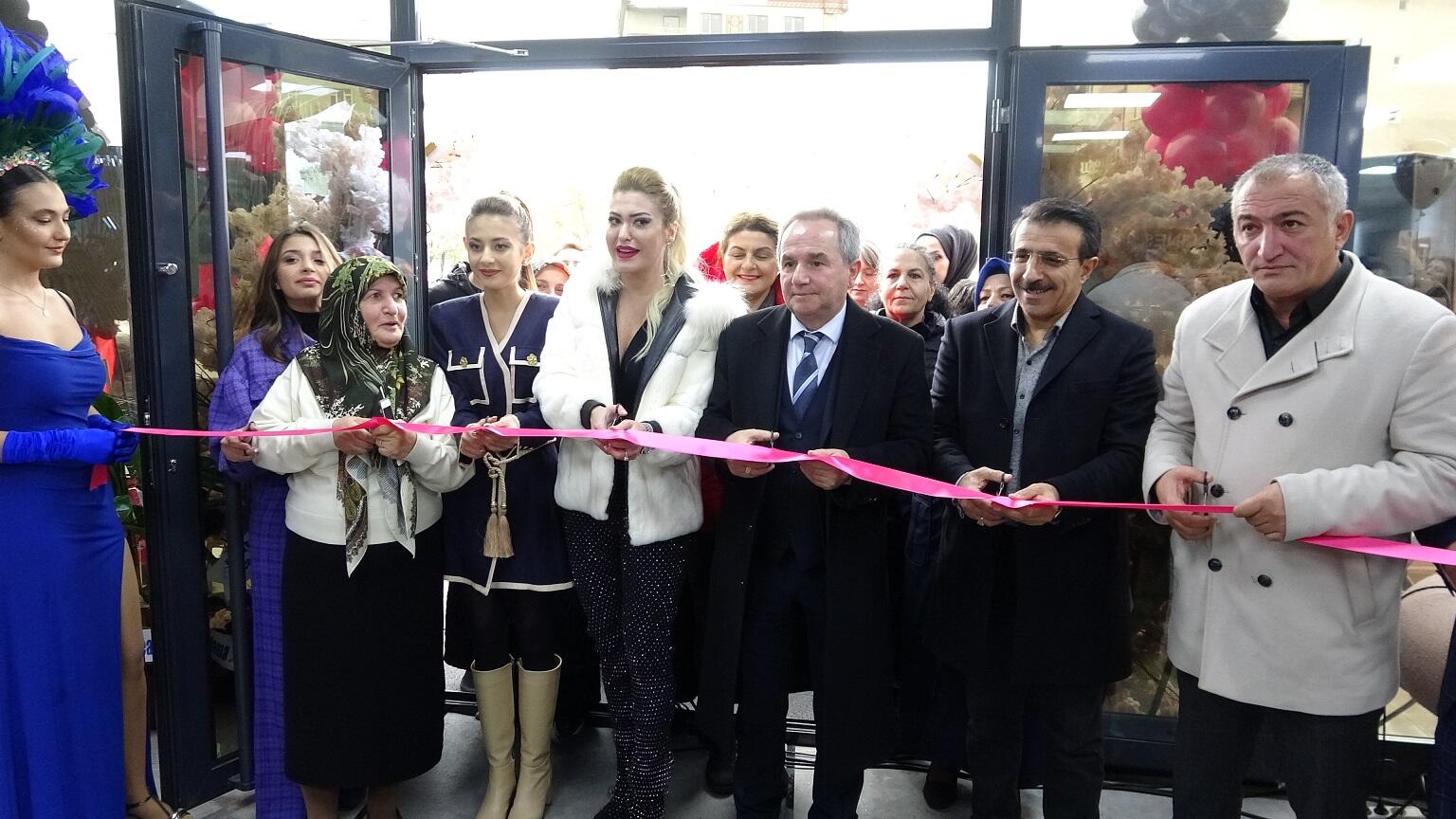 Kadın girişimci Erzurum'da güzellik merkezinin yeni şubesini açtı