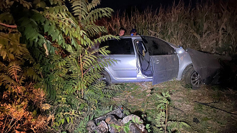 Karaman'da otomobil ağaca çarpıp, tarlaya savruldu: 1 ölü, 1 yaralı