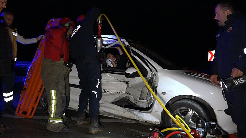 Kaza yapan sürücüye yardıma gidenlerin 3 aracına otomobil çarptı