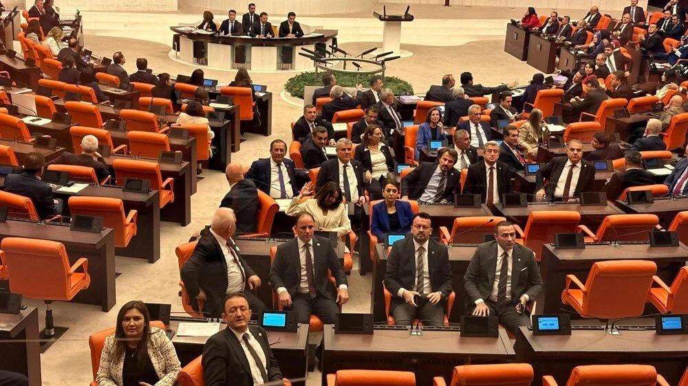 TBMM’de Tansiyon Yükseldi: AKP’nin ‘Tabutu’ CHP Sıralarına Kondu